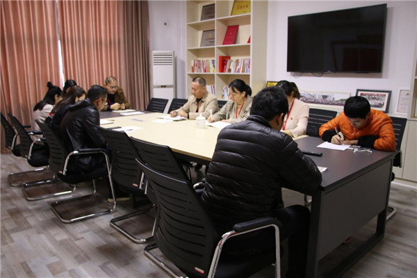 市古鎮(zhèn)公司掀起學(xué)習(xí)黃群、宋月才等四名同志先進(jìn)事跡的熱潮