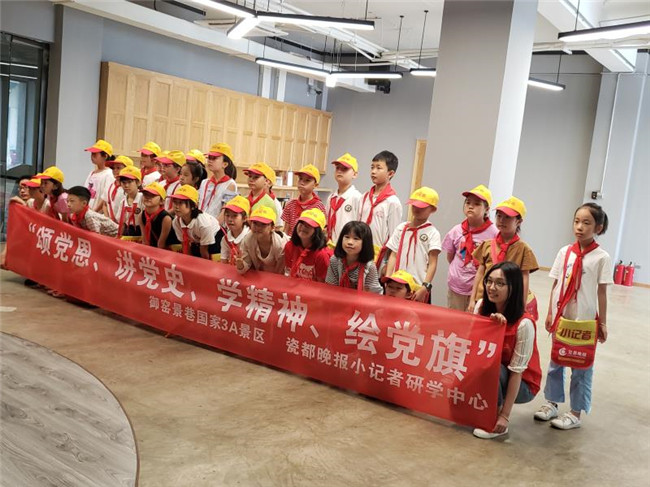 市古鎮(zhèn)公司黨總支開(kāi)展“頌黨恩、講黨史、學(xué)精神、繪黨旗”主題活動(dòng)