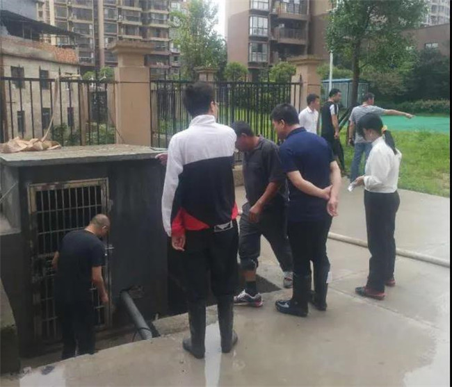 公司領(lǐng)導暴雨后視察各項目受災(zāi)情況