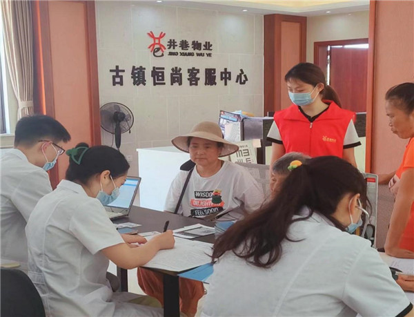 免費(fèi)體檢進(jìn)小區(qū)，熱心服務(wù)暖人心