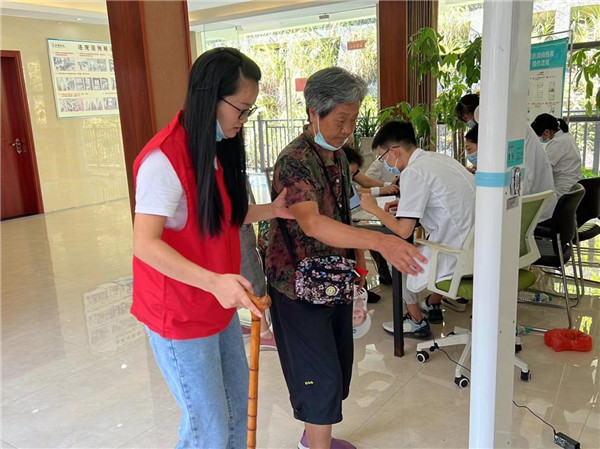 免費(fèi)體檢進(jìn)小區(qū)，熱心服務(wù)暖人心