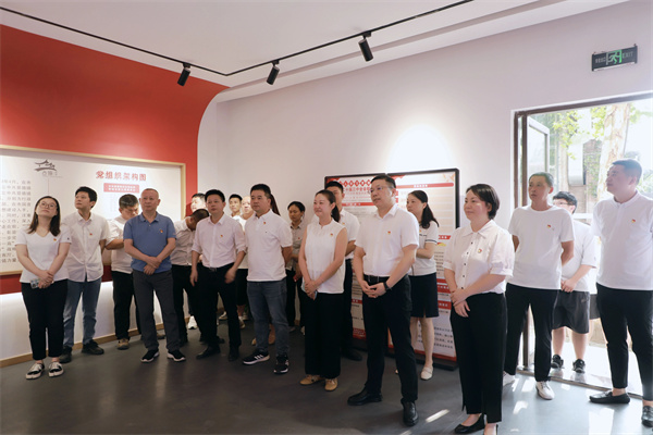 市古鎮(zhèn)投資公司黨委開(kāi)展“黨建引領(lǐng)新征程，古鎮(zhèn)同心再出發(fā)”活動(dòng)