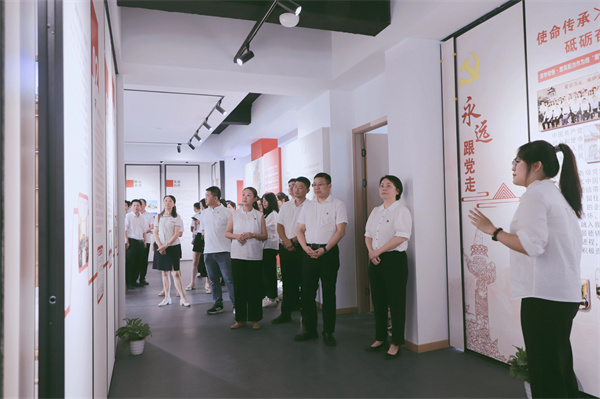 市古鎮(zhèn)投資公司黨委開(kāi)展“黨建引領(lǐng)新征程，古鎮(zhèn)同心再出發(fā)”活動(dòng)